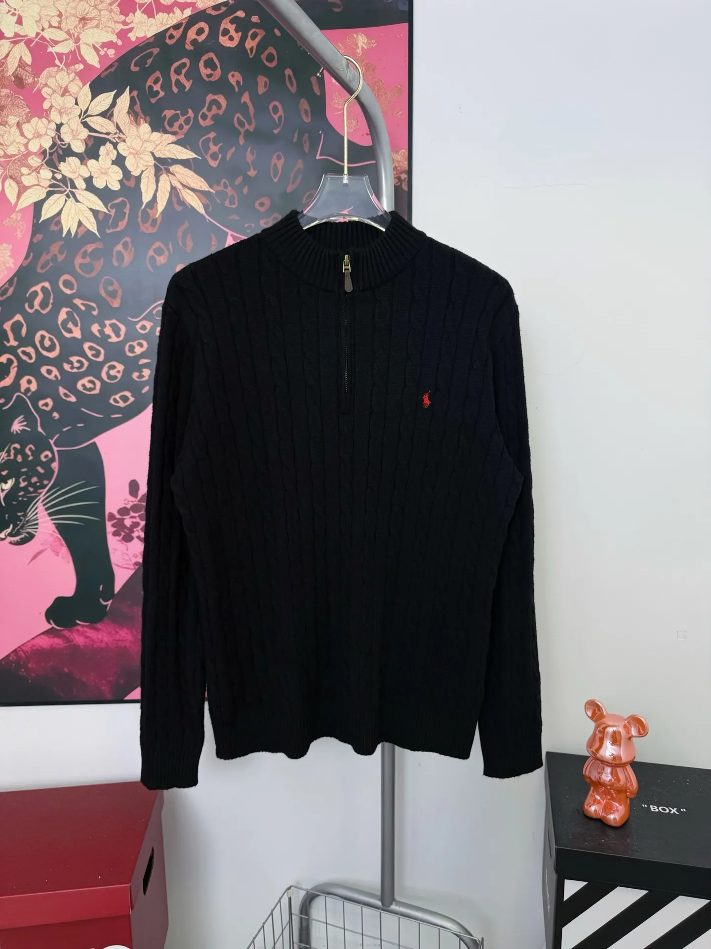 P230 Ralph Lauren half-zip embroidered wool knitted sweater with small logo on the chest, the same style at palph Lauren counters. Made of heavy wool knitted fabric. Old money design. Girls look cute on the upper body and boys show off their figure. Very textured on the handle. Three-dimensional and atmospheric. Versatile product for autumn and winter. Simple and elegant. Uses os version. The upper body effect is great. Suitable for all body types. Soft and comfortable. Machine washable. Does not fade or deform. Customized zipper hardware. Complete accessories. The chest is embroidered with pickaxes and little figures. It is full of classic evergreen styles. Restored zp 2:1. Same style for men and women. Versatile. Size s m l xl. Color black gray.